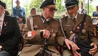 Obchody 82. rocznicy wybuchu Powstania Warszawskiego. Powstańcy warszawscy Jan Witkowski (P) i Zbigniew Daab "Kapiszon" (2P)