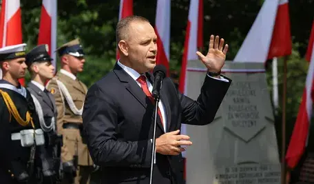 bchody 82. rocznicy wybuchu Powstania Warszawskiego. Prezydent RP Karol Nawrocki na uroczystości upamiętnienia Ofiar Rzezi Woli pod tablicą pamiątkową w parku im. Edwarda Szymańskiego w Warszawie, 1 bm. W stolicy trwają obchody 82. rocznicy wybuchu Powstania Warszawskiego - wystąpienia zbrojnego przeciwko okupującym Warszawę wojskom niemieckim, zorganizowanego przez Armię Krajową. (ad) PAP/Paweł Supernak