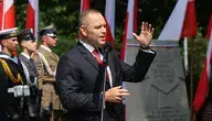 bchody 82. rocznicy wybuchu Powstania Warszawskiego. Prezydent RP Karol Nawrocki na uroczystości upamiętnienia Ofiar Rzezi Woli pod tablicą pamiątkową w parku im. Edwarda Szymańskiego w Warszawie, 1 bm. W stolicy trwają obchody 82. rocznicy wybuchu Powstania Warszawskiego - wystąpienia zbrojnego przeciwko okupującym Warszawę wojskom niemieckim, zorganizowanego przez Armię Krajową. (ad) PAP/Paweł Supernak