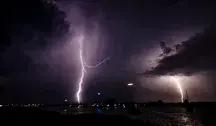IMGW wydał ostrzeżenia przed gwałtownymi burzami dla 11 województw, miejscami wiatr może osiągać prędkość nawet 115 km/h.