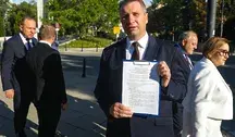 Warszawa, 10.06.2026. Wiceprezes PiS Przemysław Czarnek (C) podczas konferencji prasowej pod Pomnikiem AK w Warszawie, 10 bm. (jm) PAP/Tomasz Gzell