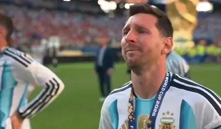 Lionel Messi zawiesił piłkarską karierę i pozostaje z rodziną w Rosario po śmierci swojego ojca Jorge.