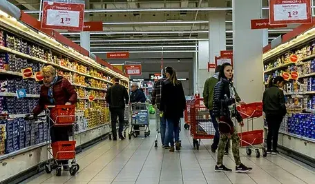 Konsumenci podczas zakupów w sklepie