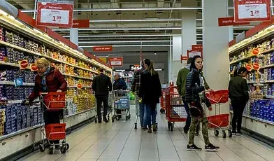 Konsumenci podczas zakupów w sklepie