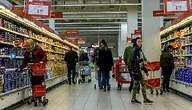 Konsumenci podczas zakupów w sklepie
