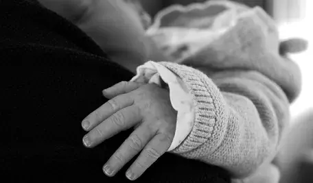 Malutka, około dwumiesięczna dziewczynka została porzucona w oknie życia w Białymstoku