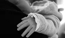 Malutka, około dwumiesięczna dziewczynka została porzucona w oknie życia w Białymstoku