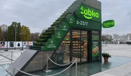 Wpis profilu Sok z Buraka z przeróbką pomnika Ofiar Tragedii Smoleńskiej, przedstawiającą monument jako sklep sieci Żabka.