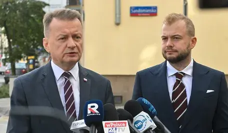 Przewodniczący KP PiS Mariusz Błaszczak i poseł PiS Michał Moskal podczas konferencji prasowej przed Ministerstwem Spraw Wewnętrznych i Administracji.