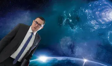 Miłosz Motyka na tle zdjęcia kosmosu