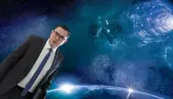 Miłosz Motyka na tle zdjęcia kosmosu