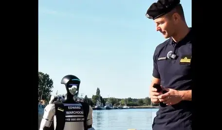 Kadr z usuniętego przez Marynarkę Wojenną filmu z chińskim robotem na terenie objętym zakazem fotografowania i dostępem dla chińskich aut