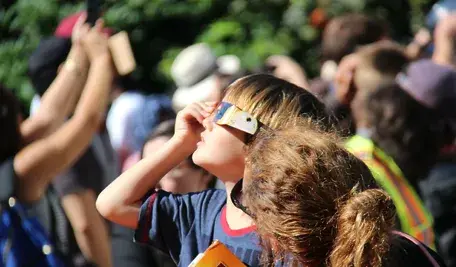 Do obserwacji zaćmienia słońca nie potrzeba drogiego sprzętu