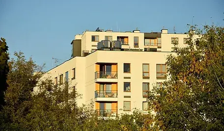 Blok mieszkalny za drzewami