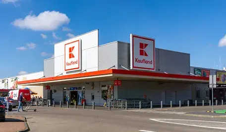 Sklep sieci Kaufland. To tam naciągają na kaucji