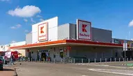 Sklep sieci Kaufland. To tam naciągają na kaucji