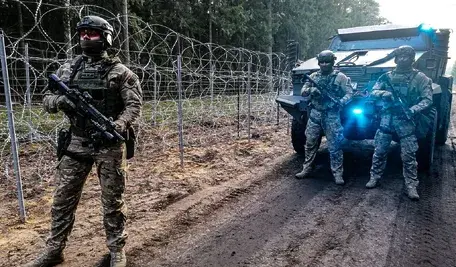 Polska, listopad 2021 rok Policjanci broniacy granicy polsko bialoruskiej. Fot materialy prasowe policji
