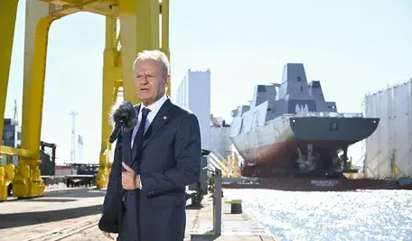 Premier Donald Tusk podczas wypowiedzi dla mediów w PGZ Stoczni Wojennej w Gdyni, 12 bm. Premier Donald Tusk spotkał się z pracownikami, którzy brali udział przy budowie fregaty Wicher. (sko) PAP/Andrzej Jackowski