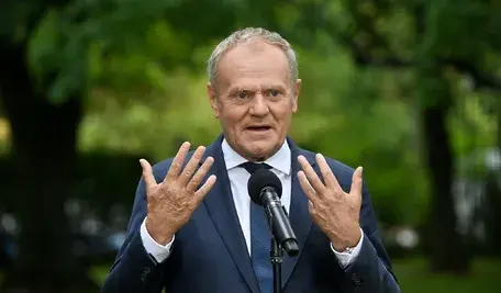 Odwołana wiceprezes agencji miała przyznać środki na usuwanie skutków powodzi własnemu mężowi, mimo braku realnych szkód. Sprawę badają służby.