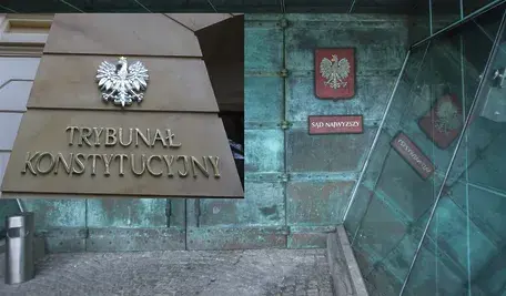 Możliwość nadania uchwale przez skład siedmiu sędziów Sądu Najwyższego mocy zasady prawnej jest niezgodne z konstytucją - orzekł w czwartek Trybunał Konstytucyjny. 
