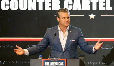 Sekretarz obrony USA Pete Hegseth podczas szczytu Americas Counter-Cartel Coalition w Panamie poświęconego walce z kartelami narkotykowymi