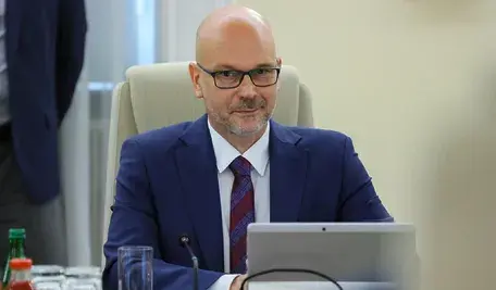 Maciej Berek wszedł do rządu będąc jednocześnie radcą prawnym świadczącym usługi na rynku, tak przynajmniej wynika z dat w CEIDG