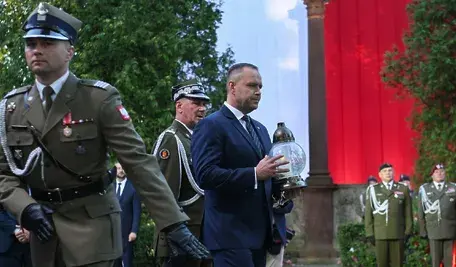 Prezydent Karol Nawrocki w czasie apelu pamięci żołnierzy poległych w Bitwie Warszawskiej 1920 roku