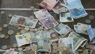 Pieniądze rozrzucone na szklanym stole
