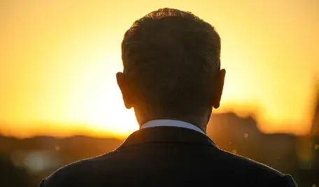 Donald Tusk na tle zaćmienia słońca. Jego gwiazda już gaśnie?
