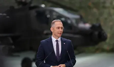 Cezary Tomczyk podczas konferencji prasowej