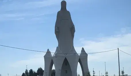 Już jutro piękna figura Matki Bożej zostanie poświęcona. Nie dajcie sobie wmówić, że refleksje jakie potrafi wywołać w człowieku ten imponujący wizerunek Maryi są "obciachowe"
