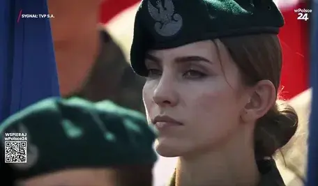 Piękna polska żołnierz podczas defilady 