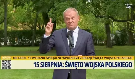 Premier Tusk nie chce być w Warszawie podczas uroczystości . Wybrał Gdynię, bo jest za ciepło. Tu przemawia w parku koło siedziby rządu