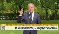 Premier Tusk nie chce być w Warszawie podczas uroczystości . Wybrał Gdynię, bo jest za ciepło. Tu przemawia w parku koło siedziby rządu