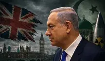 Benjamin Netanjahu w garniturze na tle mrocznego krajobrazu Londynu z flagą Wielkiej Brytanii i symbolicznymi elementami związanymi z debatą o islamie oraz broni nuklearnej.