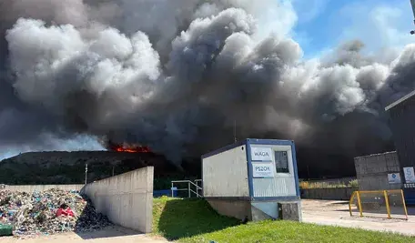 Ogień w Elwoz w Chlewnicy – strażacy ściągają posiłki z całego Pomorza. Jest komunikat dla okolicznych domów