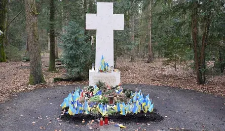 Przy grobie Stepana Bandery na monachijskim Cmentarzu Leśnym. Są za to kwiaty i kartka z napisem „kocham cię”.