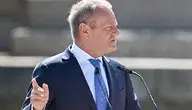 Premier Donald Tusk podczas publicznego wystąpienia przy mikrofonach. Fotografia ilustruje artykuł dotyczący jego emerytur, wynagrodzenia premiera oraz pozostałych dochodów wykazanych w oświadczeniu majątkowym