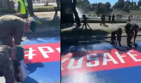 Nagranie z obchodów Święta Wojska Polskiego pokazuje żołnierzy usuwających z warszawskiej ulicy dużą naklejkę z hasłami „#PolskiSAFE” i „Bezpieczna Polska”.