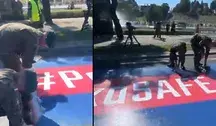 Nagranie z obchodów Święta Wojska Polskiego pokazuje żołnierzy usuwających z warszawskiej ulicy dużą naklejkę z hasłami „#PolskiSAFE” i „Bezpieczna Polska”.