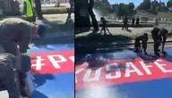 Nagranie z obchodów Święta Wojska Polskiego pokazuje żołnierzy usuwających z warszawskiej ulicy dużą naklejkę z hasłami „#PolskiSAFE” i „Bezpieczna Polska”.