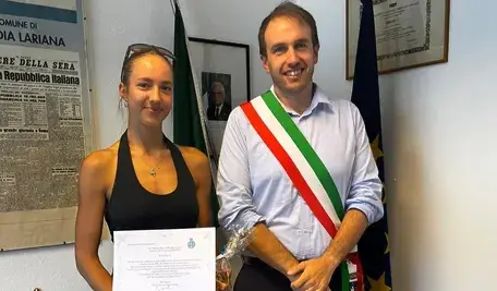 Alicja Klag, polska turystka i instruktorka pływania, odbiera dyplom uznania z rąk burmistrza Abbadia Lariana Roberto Azzoniego. Do spotkania doszło 14 sierpnia w ratuszu, w uznaniu bohaterskiej postawy Polki, która dzień wcześniej uratowała dwóch tonących mężczyzn w jeziorze Como.