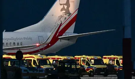Karetki na płycie lotniska w Jasionce, gdzie wylądował samolot z pierwszą grupą Polaków poszkodowanych w wypadku autokaru na Węgrzech