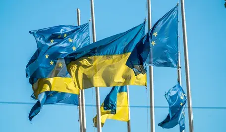 Flagi Ukrainy i UE na masztach na pl. Europejskim fot. Andrzej Skwarczynski