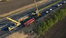 Rozbity autokar polskich pielgrzymów leżący na boku na poboczu autostrady M3 na Węgrzech. Służby ratunkowe i straż pożarna na miejscu. Do wypadku doszło w okolicy miejscowości Mezőkeresztes.