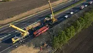 Rozbity autokar polskich pielgrzymów leżący na boku na poboczu autostrady M3 na Węgrzech. Służby ratunkowe i straż pożarna na miejscu. Do wypadku doszło w okolicy miejscowości Mezőkeresztes.