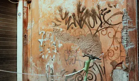 Pijany mężczyzna wjechał hulajnogą w ławkę na rynku w Raciborzu, 17-latka, którą wiózł, trafiła do szpitala