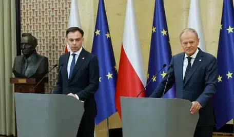 Premier Donald Tusk i minister Andrzej Domański podczas konferencji prasowej