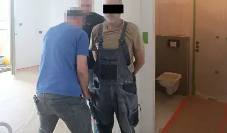 Zatrzymanie groźnego przestępcy w mieszkaniu w Warszawie