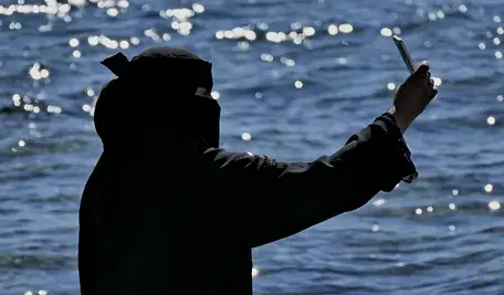 Burka w Portugalii zakazana – zdjęcie symboliczne na tle morza.